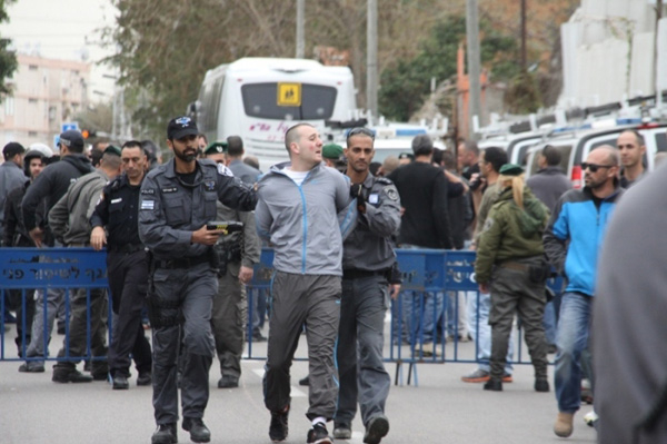 الشرطة تعتدي بالضرب على أبناء عائلة أبو سيف أثناء تنفيذ أمر الهدم 